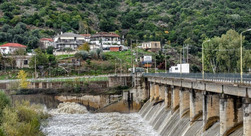 «Καταποντίστηκε η Δυτική Ελλάδα»: Πλημμύρισαν πόλεις, διασώζουν κατοίκους με βάρκες στη Φιλιππιάδα