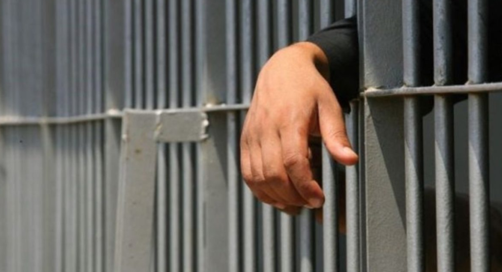 Κρατούμενος δάγκωσε αστυνομικό – Σκηνές “τρέλας” μέσα στην Αστυνομική Διεύθυνση