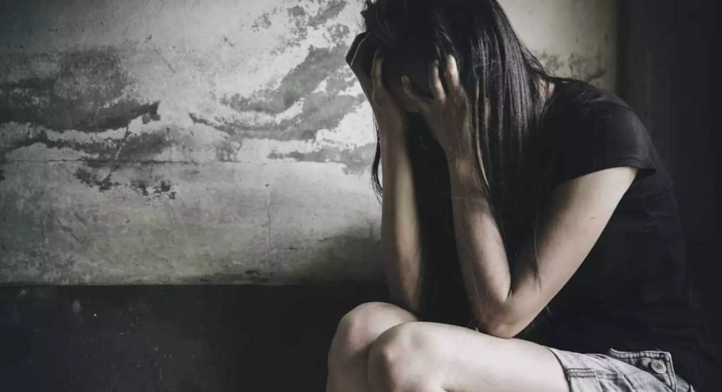 Βόλος: Βγήκε κρυφά από το σπίτι τα ξημερώματα και όταν γύρισε, “έφαγε” γροθιά από τον πατέρα της