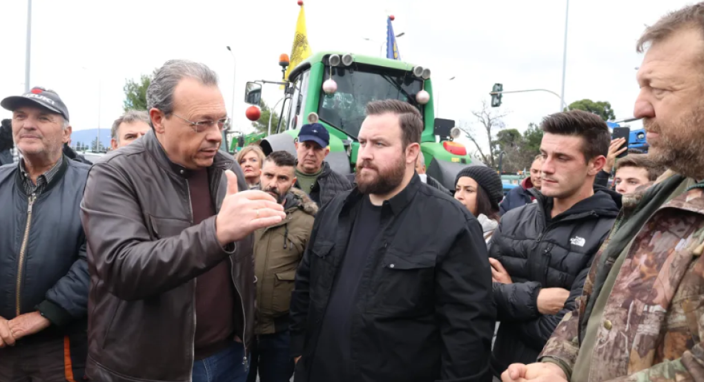Φάμελλος από τα μπλόκα των αγροτών: «Είμαστε δίπλα σας»