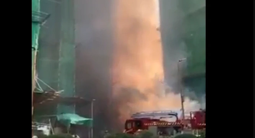 Ουρανοξύστης στο Χονγκ Κονγκ τυλίγεται στις φλόγες – Πολλοί εγκλωβισμένοι πολίτες