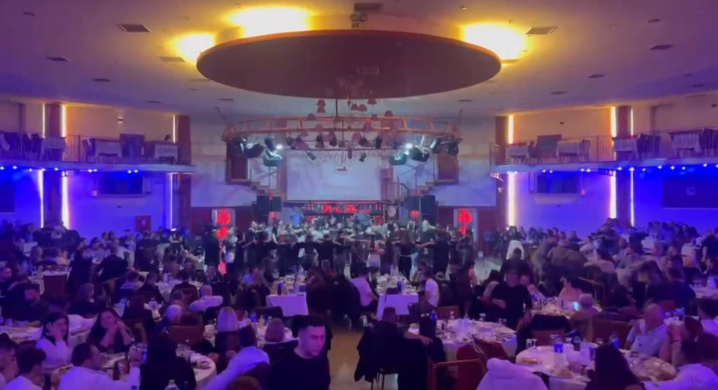 Η συνεχής επιτυχία του Πολιτιστικού Συλλόγου «Αμύντας» Καλυβίων επιβεβαιώθηκε στον ετήσιο χορό του