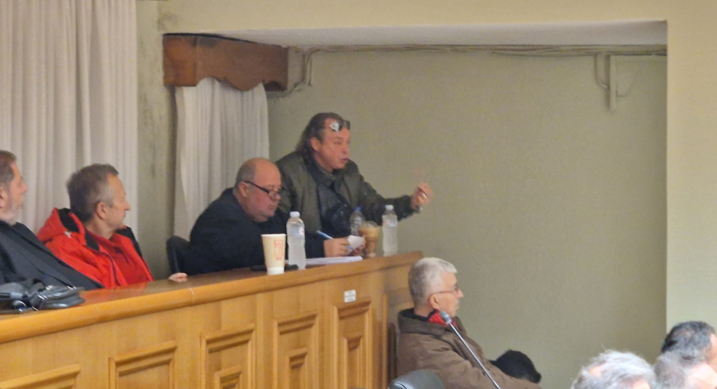 Δημοτικό Συμβούλιο Αλμωπίας: Ένταση με πολίτη και διακοπή