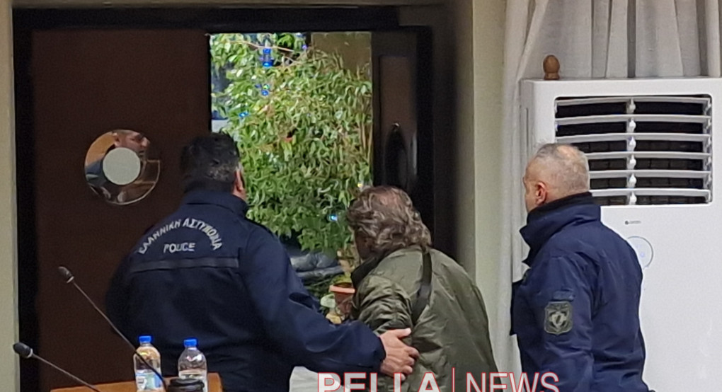 Παρέμβαση της Αστυνομίας στο Δημοτικό Συμβούλιο Αλμωπίας για απομάκρυνση πολίτη – Δύο φορές διακόπηκε η συνεδρίαση