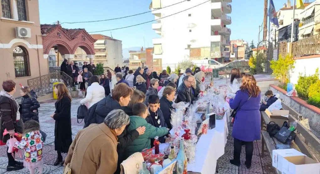Με μεγάλη επιτυχία η Χριστουγεννιάτικη Έκθεση στον Ιερό Ναό Αγίων Κωνσταντίνου και Ελένης