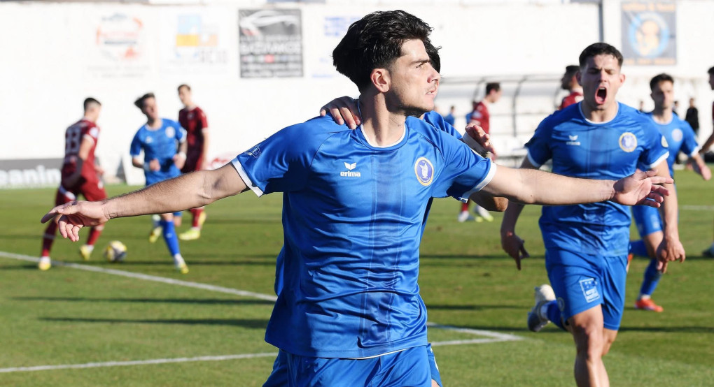 Ο Ραφαήλ Πέττας εντυπωσιάζει με τη φανέλα της Νίκης Βόλου