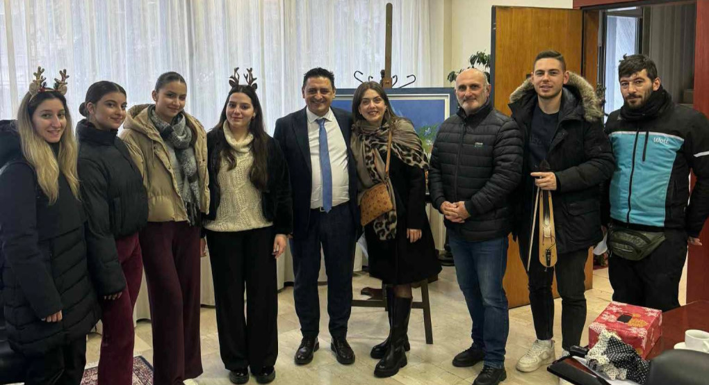 Ο Δήμαρχος Έδεσσας άκουσε τα κάλαντα – Ευχές για υγεία και χαρά σε όλα τα σπίτια