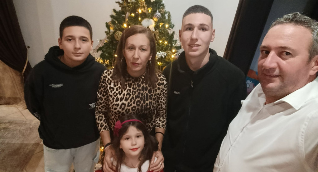 Οι χριστουγεννιάτικες ευχές του Χρήστου Μπάτση με οικογενειακό μήνυμα