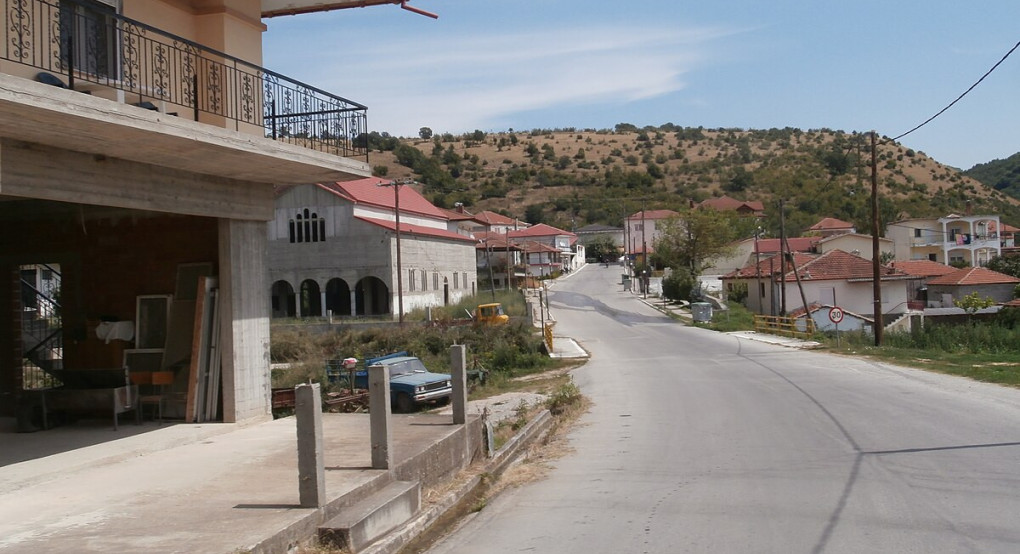 Προειδοποίηση για επικίνδυνη κολώνα στην είσοδο της Περίκλειας Αλμωπίας