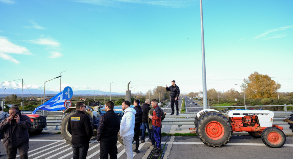 Παραμένουν οι αγρότες στο μπλόκο της Νίκαιας – Κλειστή η εθνική οδός Αθηνών - Θεσσαλονίκης