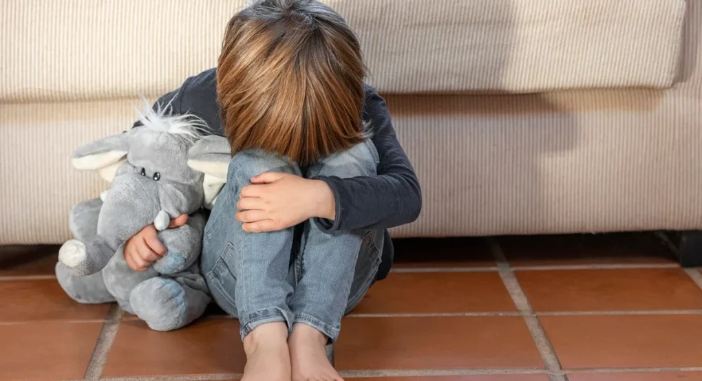 Θεσσαλονίκη: 55χρονη κατηγορείται ότι βίαζε τον γιο της οικιακής βοηθού της από όταν εκείνος ήταν εννιά ετών