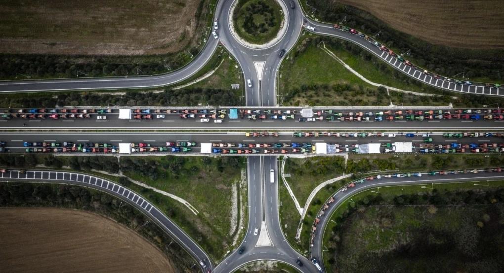 Αγρότες: Πληρωμές 1,2 δισ. € εντός Δεκεμβρίου - Αμετακίνητα τα μπλόκα