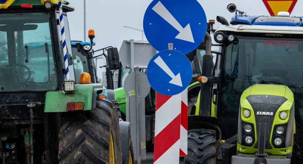 Αγροτικά μπλόκα «σφίγγουν» τα σύνορα: Πολύωροι αποκλεισμοί σε τελωνεία περιμένοντας την απάντηση Μητσοτάκη