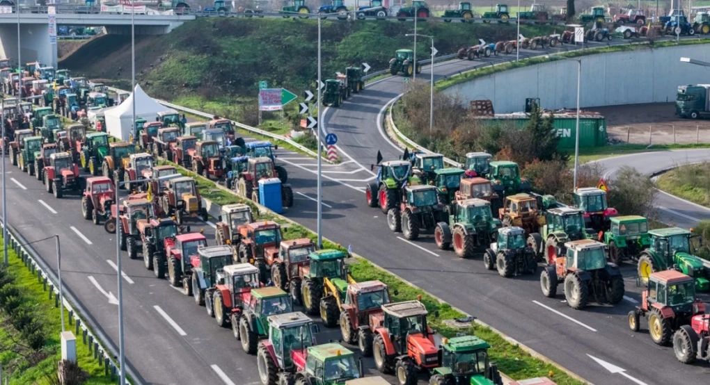 Δεύτερη ημέρα εξόδου για τα Χριστούγεννα με μπλόκα: Φόβοι για νέα ταλαιπωρία λόγω βροχής, αυξημένη κίνηση από νωρίς στη Ριτσώνα