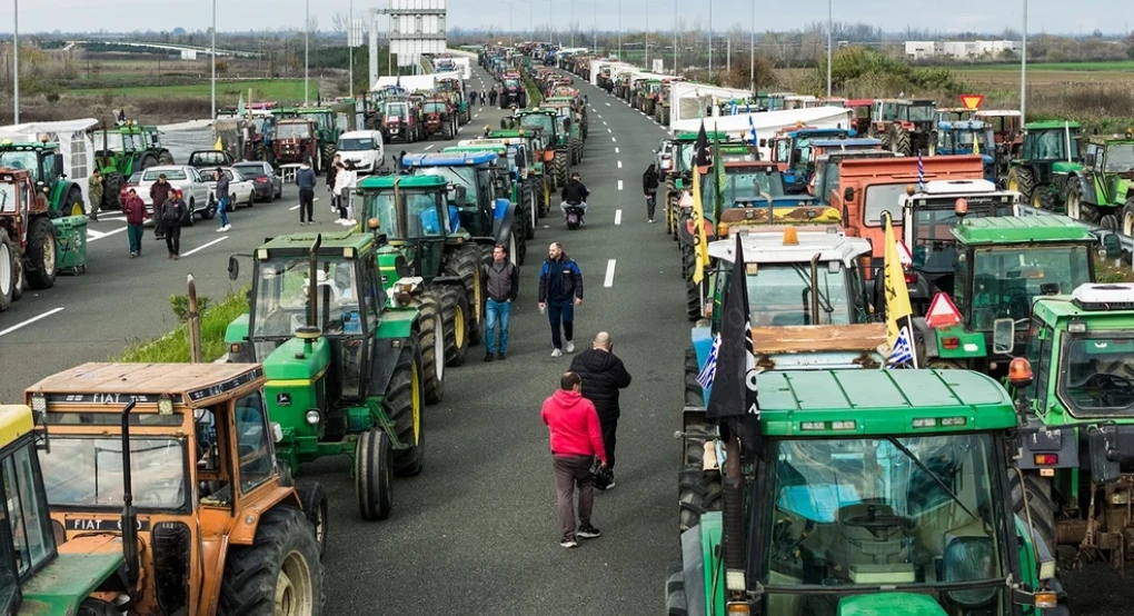 Ανοίγουν λωρίδες για τους εκδρομείς οι αγρότες – «Δεν θα επιτρέψουμε την κίνηση οχημάτων, ενώ στον δρόμο έχει εμπόδια», απαντά η ΕΛ.ΑΣ.