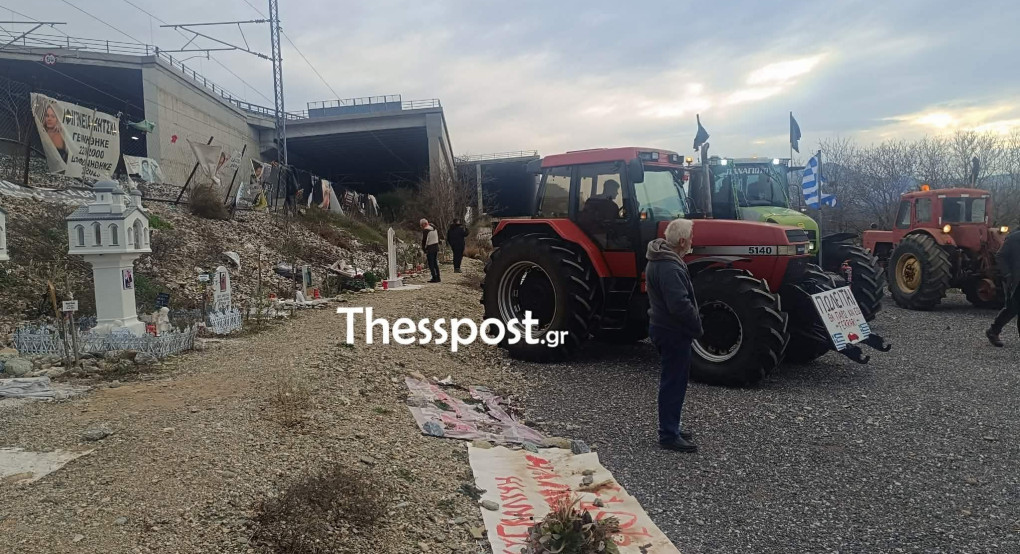 Στο μνημείο των Τεμπών οι αγρότες – Παρέταξαν συμβολικά τα τρακτέρ τους τιμώντας τα 57 θύματα (ΦΩΤΟ+VIDEO)