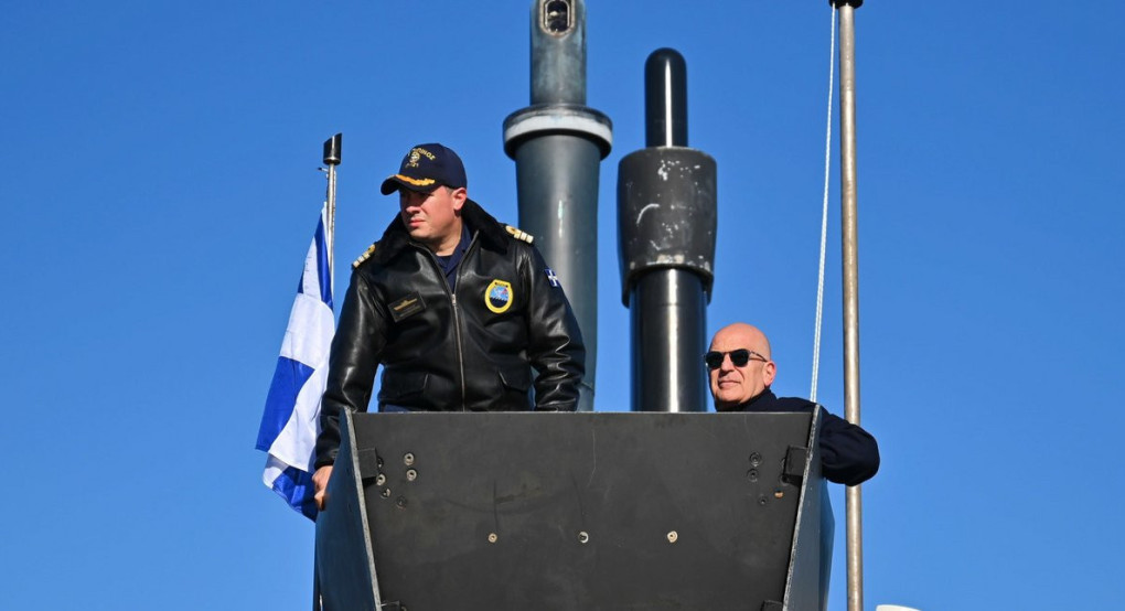 Ο Ν. Δένδιας παρακολούθησε βολή νέου τύπου τορπίλης από το υποβρύχιο «Πιπίνος»