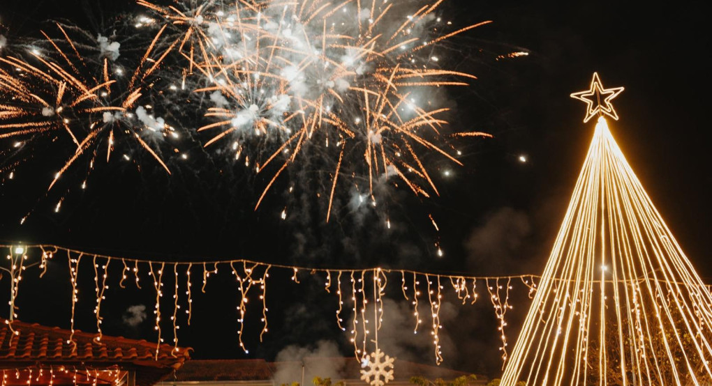 Το φως που ένωσε την Αραβησσό: Μια νύχτα γεμάτη Χριστούγεννα (φωτογραφίες)