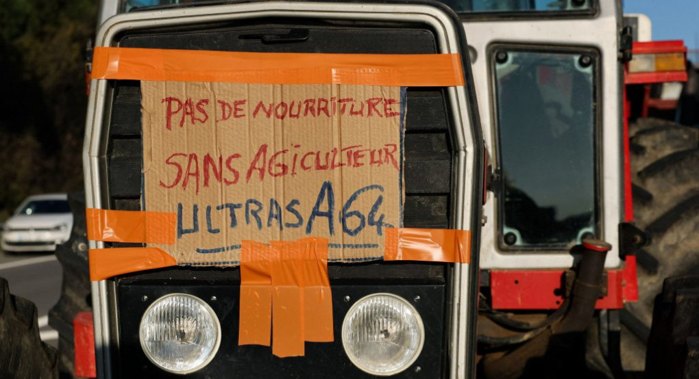 Γαλλία: Ένταση μεταξύ αστυνομίας και αγροτών – Τρακτέρ αποκλείουν αυτοκινητόδρομους