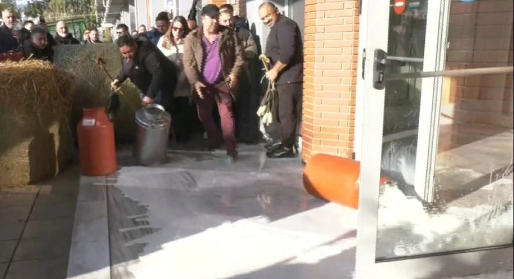 Καβάλα: Κατάληψη του κτιρίου της Αντιπεριφέρειας από τους αγρότες – Πετούν άχυρα και γάλα