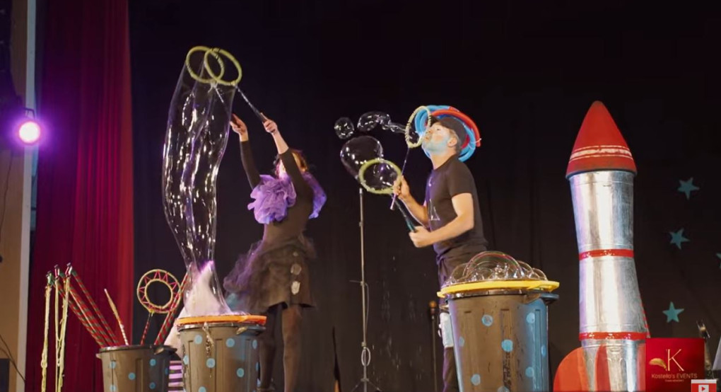 Christmas Magic Bubble Show – Η μαγεία των Χριστουγέννων «ξεπροβάλλει» μέσα από σαπουνόφουσκες στα Γιαννιτσά