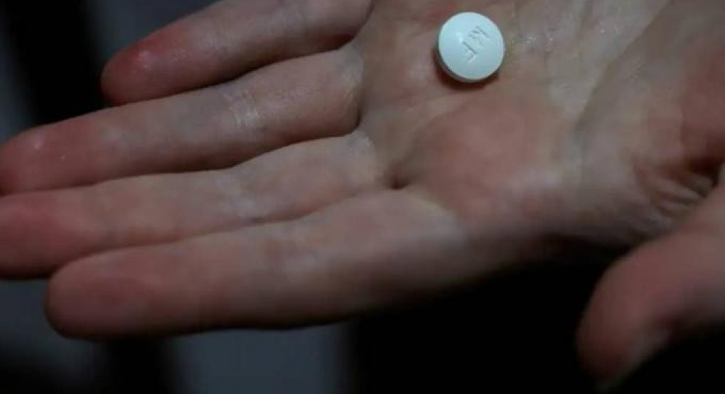 Απίστευτο περιστατικό σε νοσοκομείο: Nοσηλεύτρια αντί να δώσει φάρμακο σε ασθενή το κατάπιε η ίδια