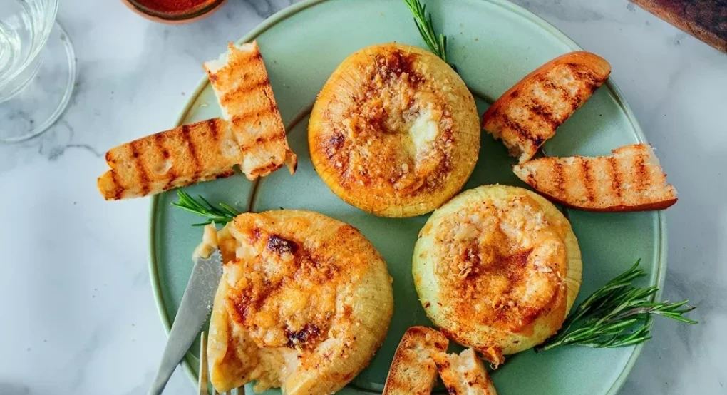 Η συνταγή της ημέρας - Γεμιστά κρεμμύδια με μπεσαμέλ και γραβιέρα