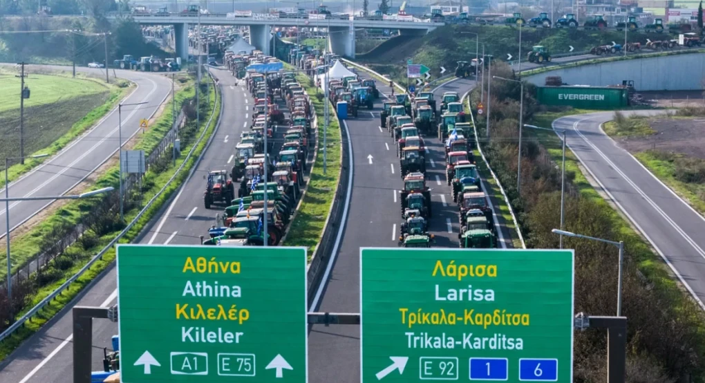 Οι αγρότες κλείνουν σήμερα και παρακαμπτήριους, ταξιδιώτες χρειάστηκαν έως και 12 ώρες για τη διαδρομή Θεσσαλονίκη-Αθήνα