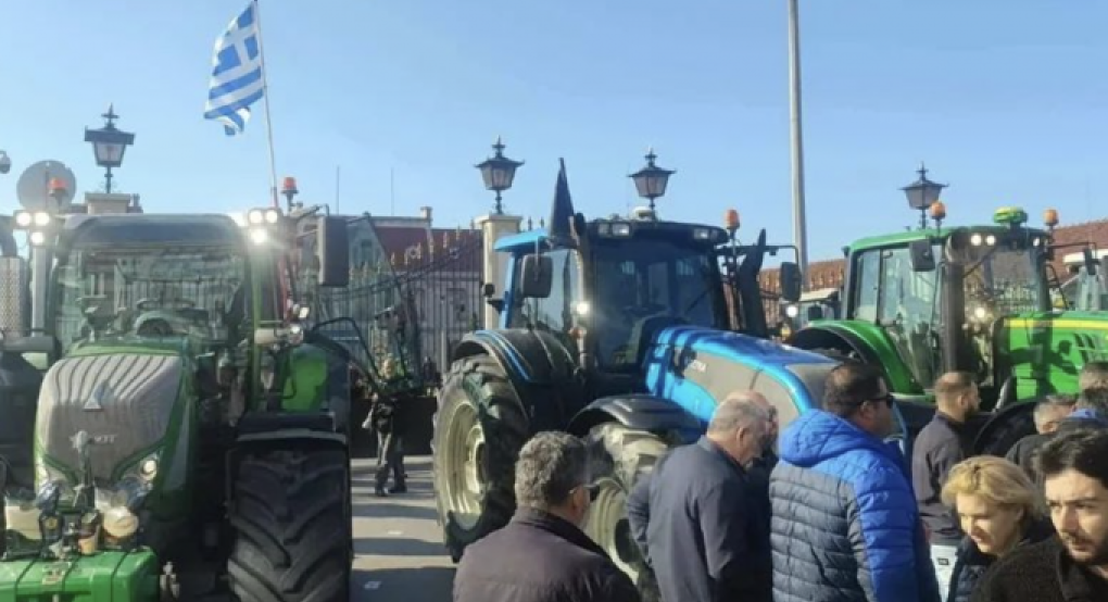 Αγρότες για Μαρινάκη: «Η κυβέρνηση βρήκε πρόθυμους για να σπάσει τα μπλόκα – Παραμένουμε στον δρόμο»