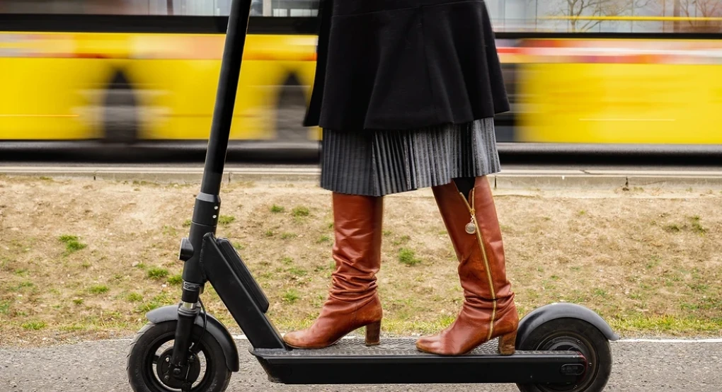 Την έπιασαν να οδηγεί ηλεκτρικό πατίνι υπό την επήρεια αλκοόλ, της επιβλήθηκε πρόστιμο 300 ευρώ