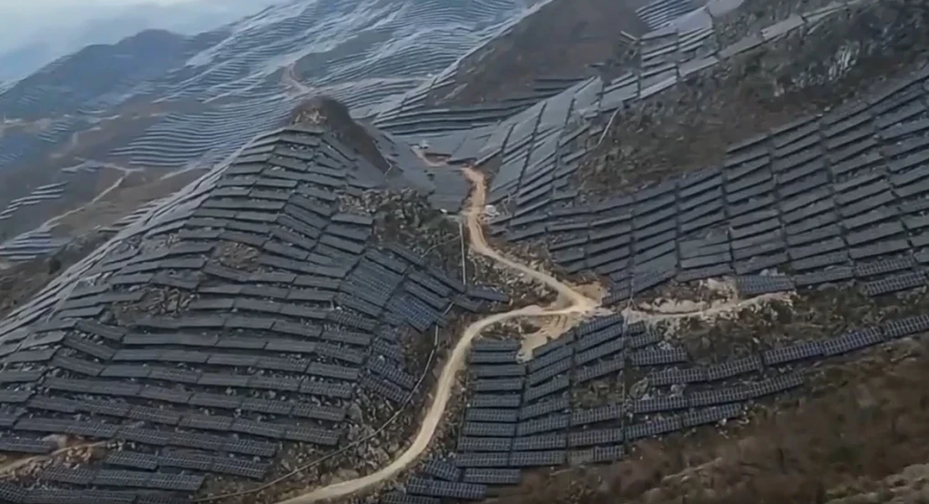 Κίνα:  «Έντυσαν» ολόκληρα βουνά με φωτοβολταϊκά