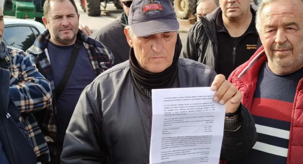 Θεσσαλονίκη: Δικαστικός επιμελητής επέδωσε αγωγή για χρέη σε αγρότη στα Πράσινα Φανάρια (Βίντεο)