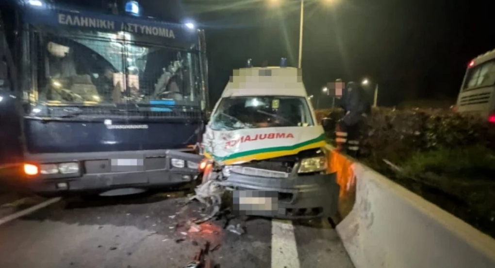 Σοβαρό ατύχημα στον Πλατύκαμπο Λάρισας: Ασθενοφόρο έπεσε πάνω σε κλούβα της Αστυνομίας