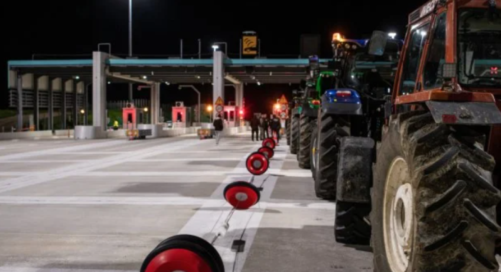 Χριστούγεννα στα μπλόκα: Αύριο σάββατο «σηκώνουν» τις μπάρες οι αγρότες