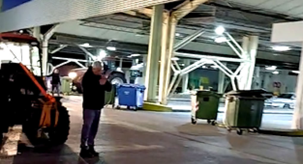 Εύζωνοι/Αγρότες: Ο Χρήστος Τσιρανίδης μεταδίδει ενώ σώζει και...ατύχημα!