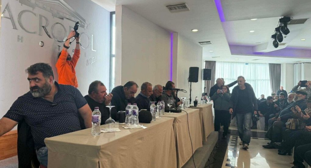 Σε εξέλιξη η πανελλαδική σύσκεψη μπλόκων στις Σέρρες – Κατάμεστη η αίθουσα