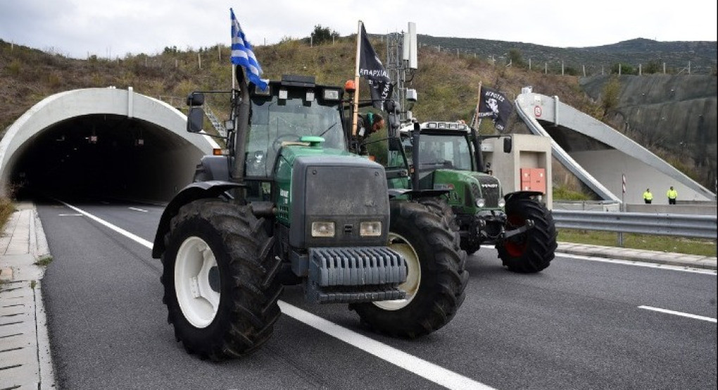 Παραμένουν στα μπλόκα οι αγρότες