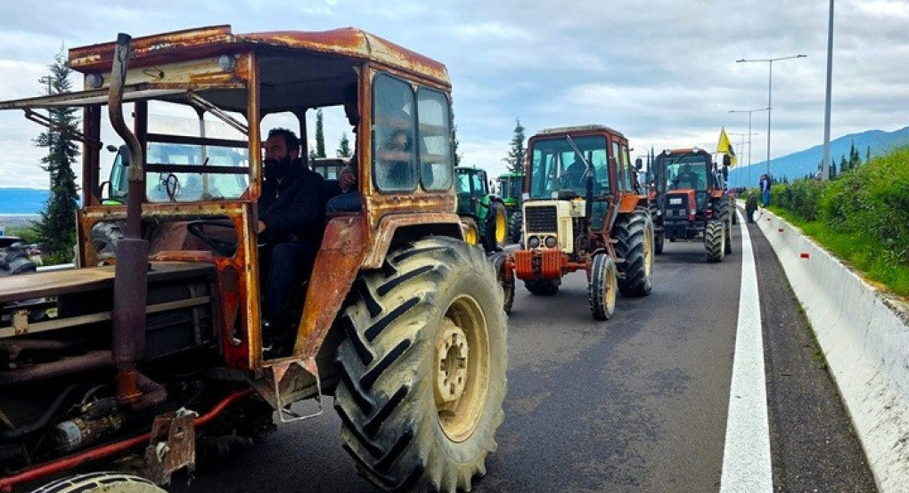 Συνεχίζουν τις κινητοποιήσεις τους οι αγρότες στο μπλόκο του Μπράλου με δίωρο κλείσιμο παραδρόμων και επαρχιακού δικτύου