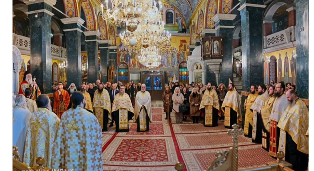 Πλήθος πιστών για την αλλαγή του χρόνου στον Iερό Nαό Aγίου Αντωνίου πολιούχου Βεροίας