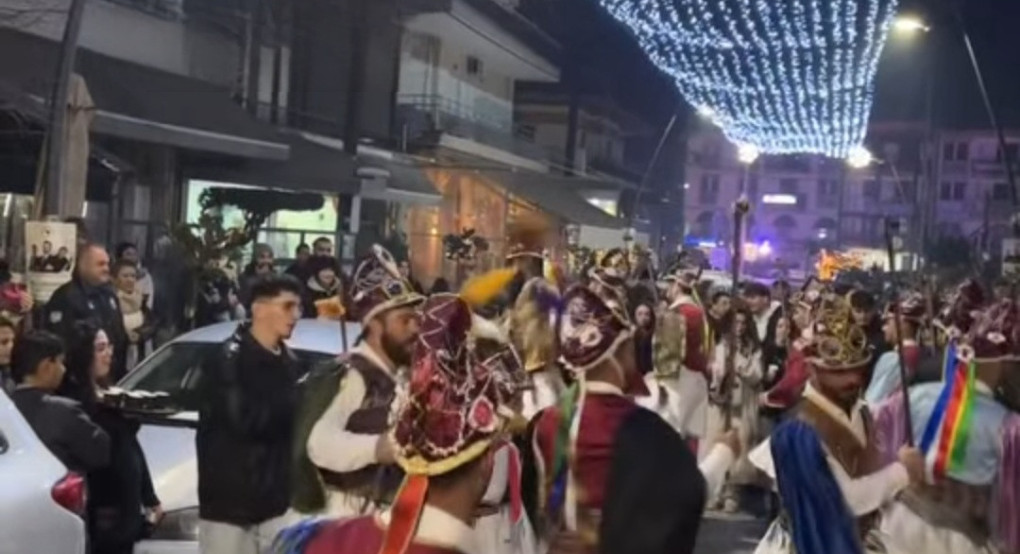 Με επιτυχία αναβιώνει το έθιμο των Μωμόγερων στον κεντρικό πεζόδρομο της Αριδαίας