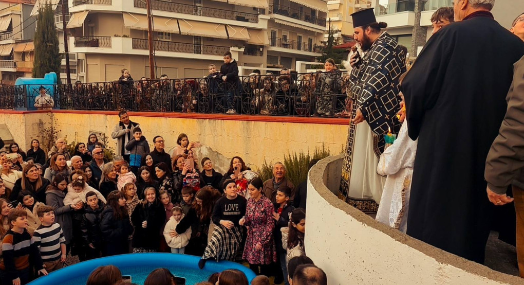 Πλήθος πιστών στον Αγιασμό των Υδάτων στον ΙΝ Αγίων Κωνσταντίνου και Ελένης Γιαννιτσών