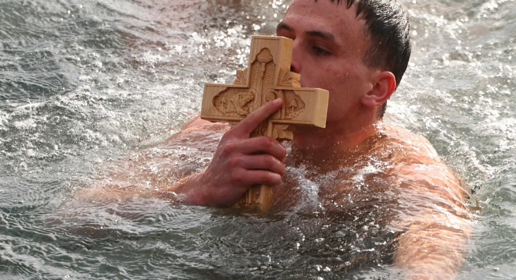 Θεοφάνια στη Θεσσαλονίκη: Ο πολίστας του Άρη Στέργιος Παγωνίδης βούτηξε κι έπιασε τον Τίμιο Σταυρό