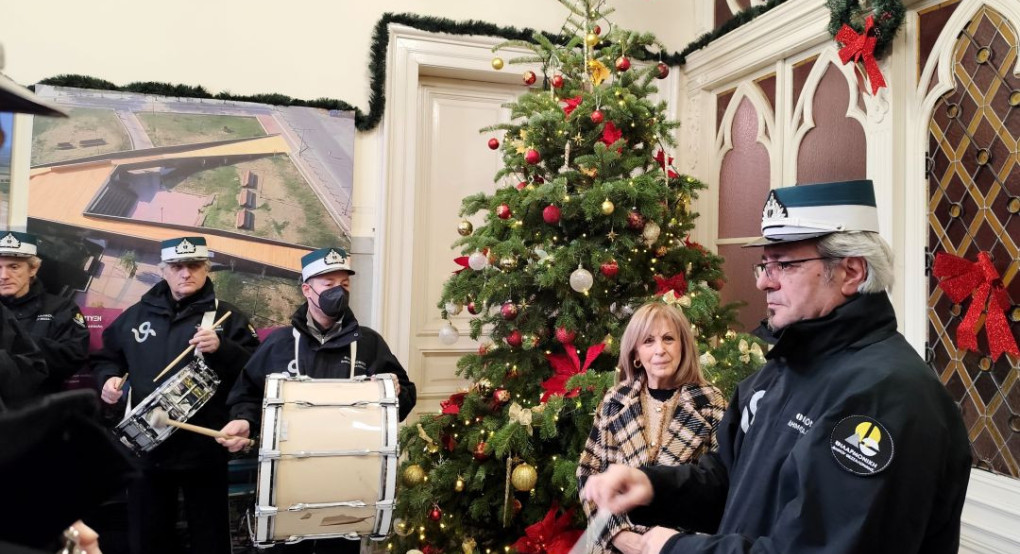 Κάλαντα της Πρωτοχρονιάς στην Περιφερειάρχη Κεντρικής Μακεδονίας Αθηνά Αηδονά