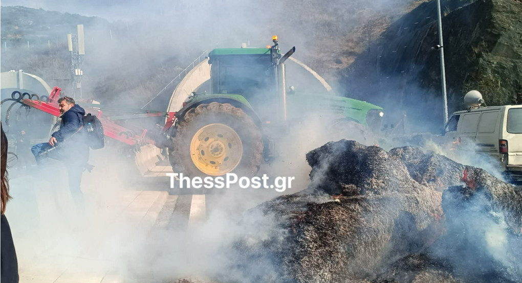 Αγρότες: Απέκλεισαν και τα δύο ρεύματα στις σήραγγες των Τεμπών- Καίνε μπάλες από άχυρο (VIDEO- ΦΩΤΟ)