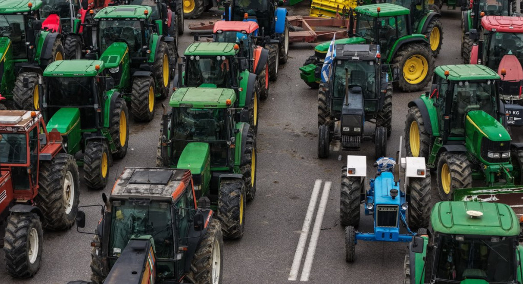 Την Τρίτη η συνάντηση Μητσοτάκη-αγροτών, ελπίδες για συμφωνία -Στην άκρη των δρόμων από σήμερα τα τρακτέρ