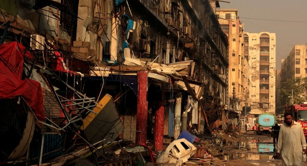 Πακιστάν: 11 νεκροί και περισσότεροι από 60 αγνοούμενοι μετά από φωτιά σε εμπορικό κέντρο στο Καράτσι