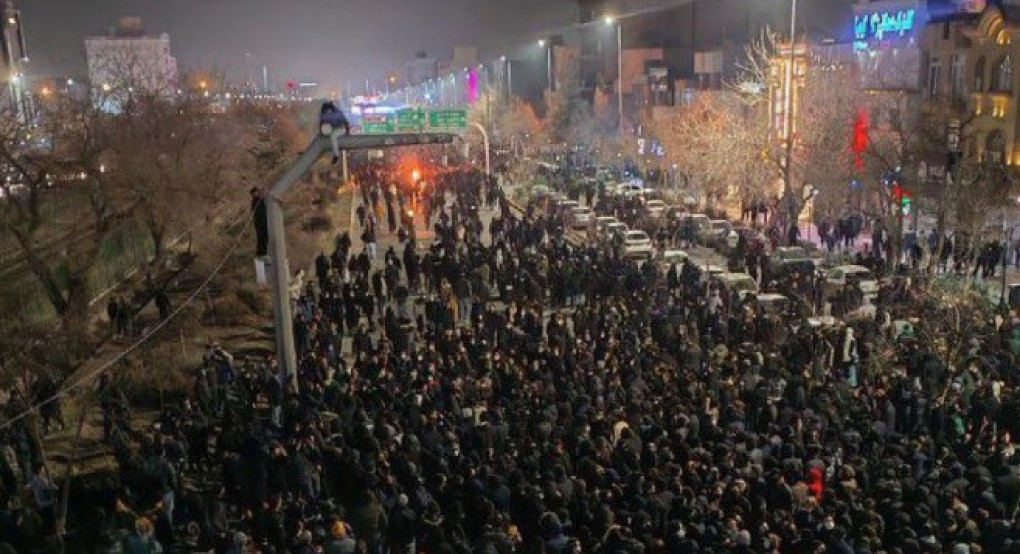 Ιράν: Νεκροί και τραυματίες, στις φλόγες κυβερνητικά κτίρια – Το μήνυμα Τραμπ κατά της Τεχεράνης