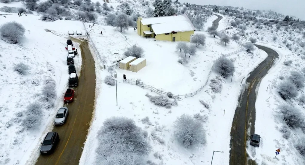 Στα λευκά Πάρνηθα, Πήλιο και Εύβοια