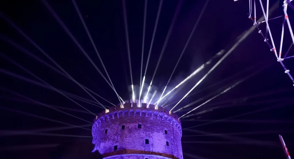 Θεσσαλονίκη: Προετοιμασίες για το μεγάλο πάρτι αλλαγής του χρόνου στον Λευκό Πύργο – Κορυφαίοι djs και laser show