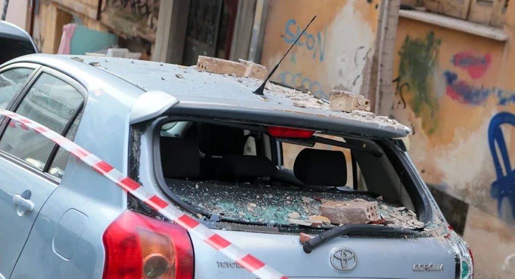 Πανικός στον Νέο Κόσμο: Μπαλκόνι κατέρρευσε πάνω σε σταθμευμένα αυτοκίνητα